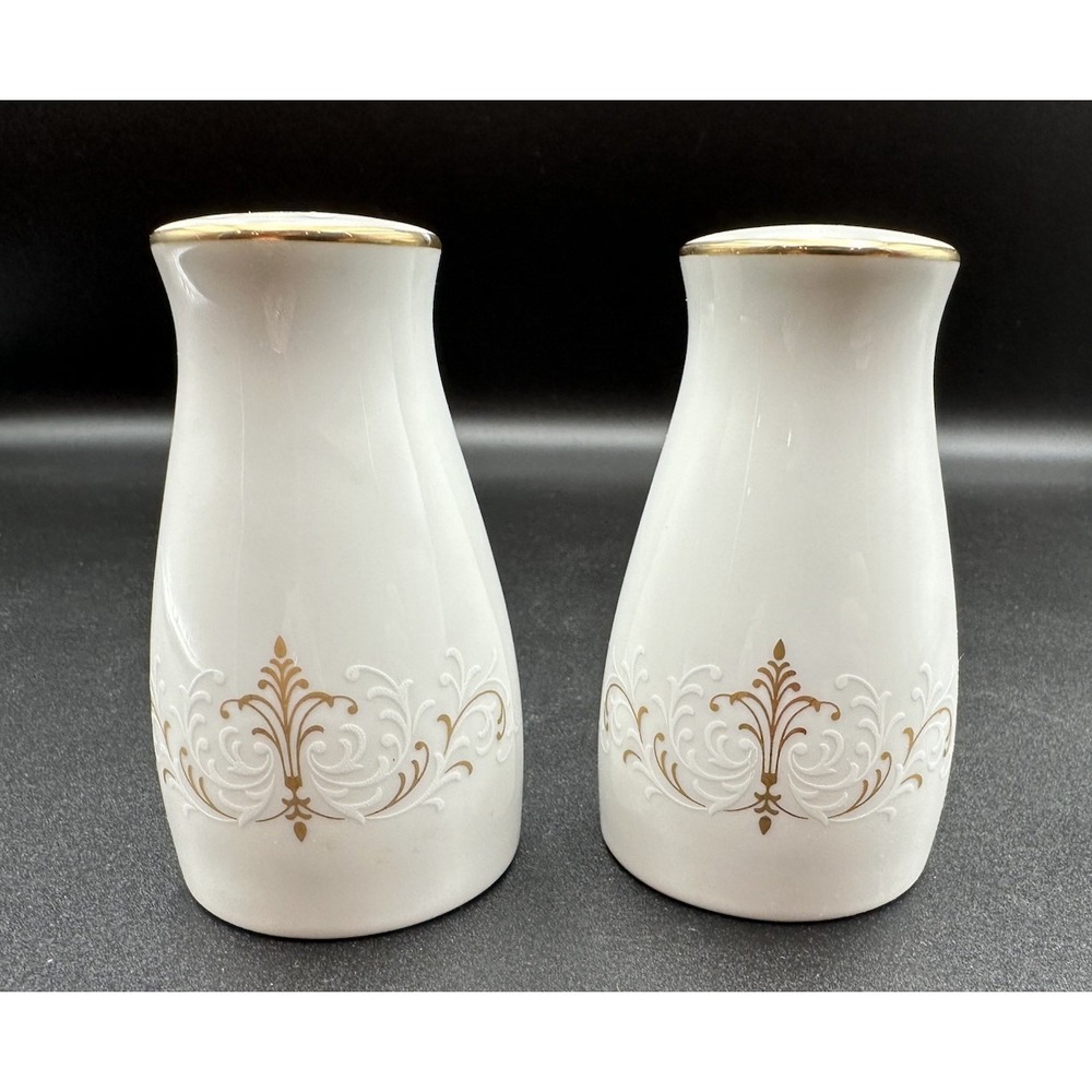 Noritake Courtney 6520 Salt And Pepper Shaker Set
